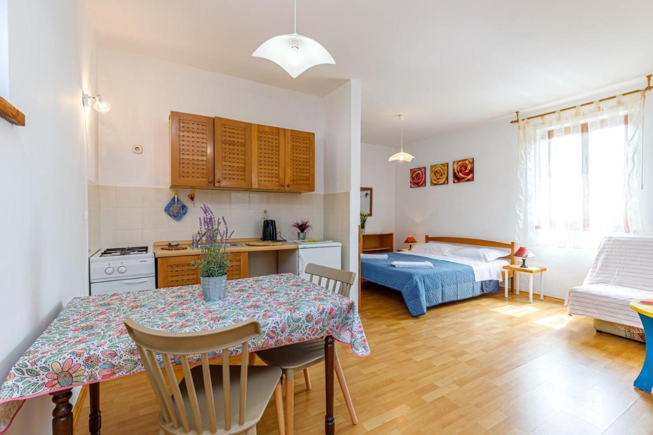 Apartments Pernar Porec Exterior photo